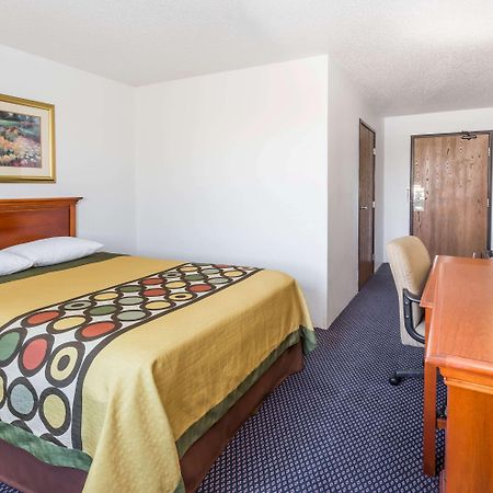 Super 8 By Wyndham Pontiac Hotel Exterior photo