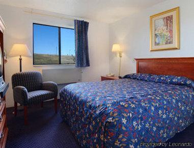 Super 8 By Wyndham Pontiac Hotel Room photo